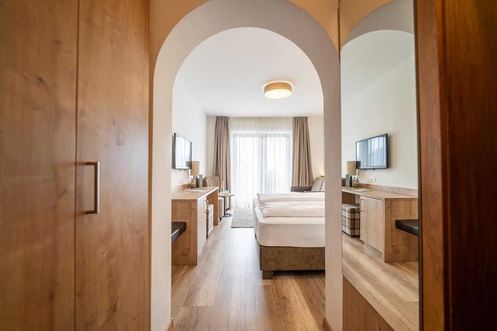 Hotel Brunnhofer Tirolo Exteriör bild