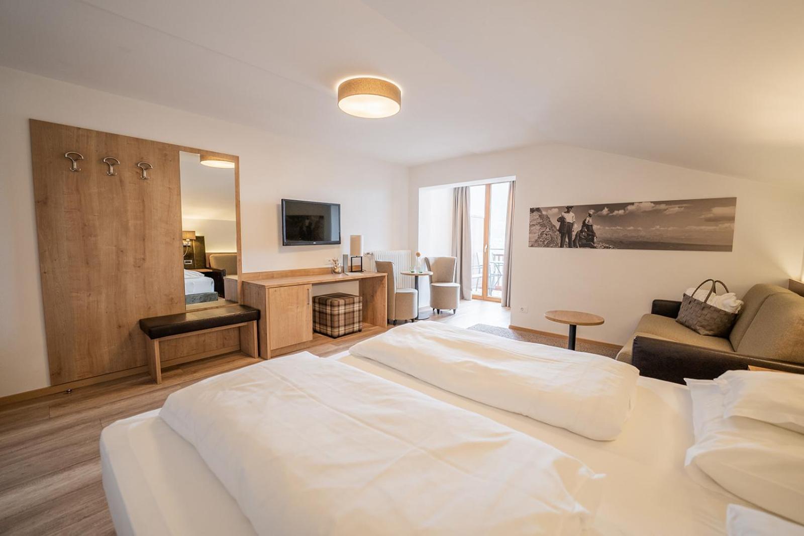 Hotel Brunnhofer Tirolo Exteriör bild